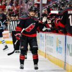 Runda NHL Jarvis marcheaza hat trick pentru Canes Wild opreste seria de victorii a lui Avs intr un meci palpitant