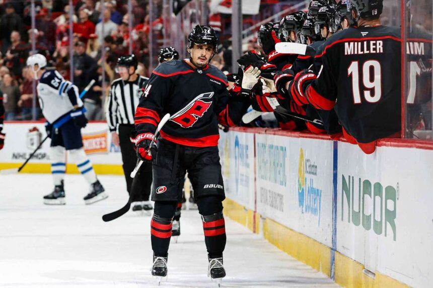 Runda NHL Jarvis marcheaza hat trick pentru Canes Wild opreste seria de victorii a lui Avs intr un meci palpitant