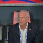 Urmareste momentul in care jucatorii entuziasmati intra peste conferinta lui Graham Arnold