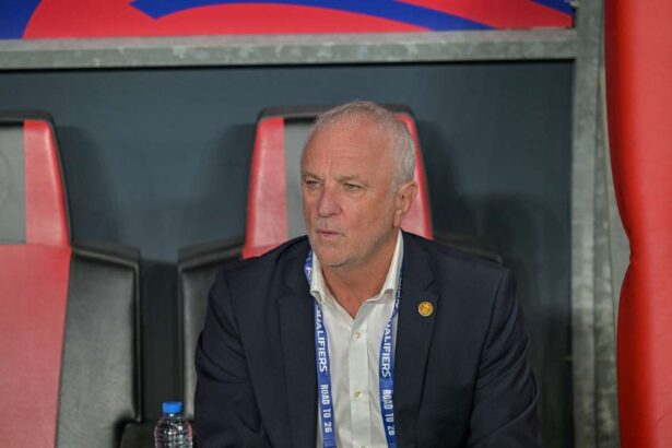 Urmareste momentul in care jucatorii entuziasmati intra peste conferinta lui Graham Arnold