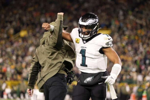 Vulturii au invins Peckers 10 7 la Lambeau pentru a treia victorie consecutiva