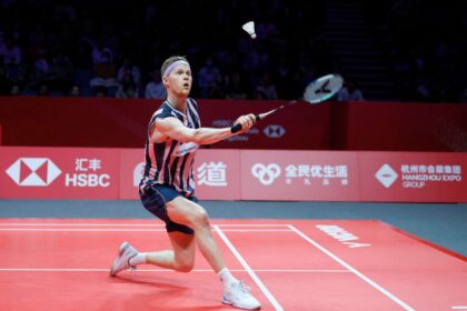 Antonsen salveaza puncte de set pentru a ajunge in finala impotriva Numarului 1 Mondial in Cupa Regelui