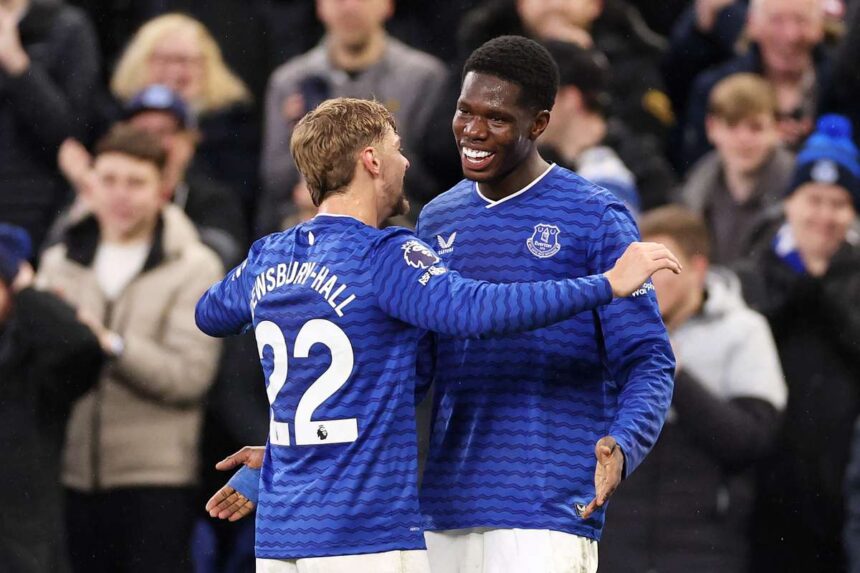 Everton invige usor pe Nottingham Forest pentru a intra in top cinci