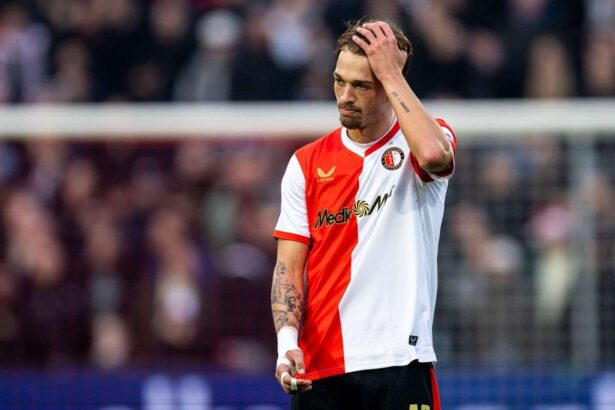 Feyenoord pierde mai multe puncte cu Twente crescand presiunea pe Van Persie
