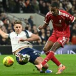 Isak accidentat in timp ce Liverpool supravietuieste impotriva a noua jucatori de la Tottenham