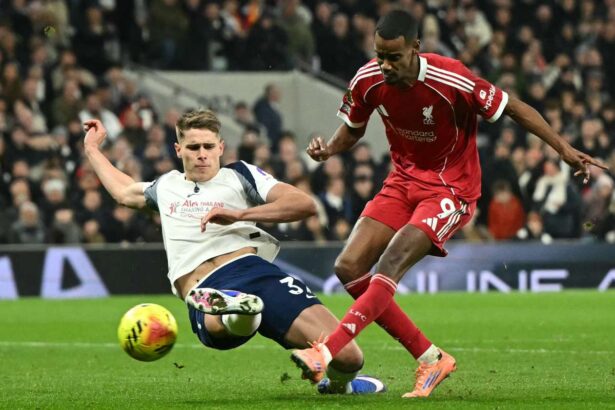 Isak accidentat in timp ce Liverpool supravietuieste impotriva a noua jucatori de la Tottenham