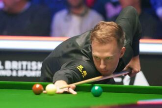 Judd Trump il invinge pe Ding Junhui pentru a se confrunta cu Neil Robertson in semifinalele Campionatului UK