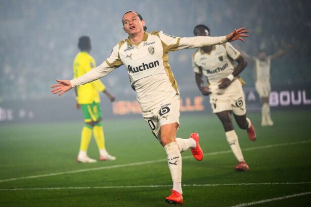 Lens isi consolideaza statutul de lideri in Ligue 1 cu o victorie tarzie impotriva lui Nantes