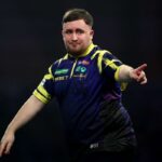 Luke Littler avanseaza peste Mensur Suljovic in timp ce Stephen Bunting pierde la Campionatul Mondial de Darts