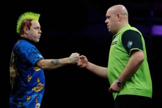 Michael van Gerwen ii spune lui Peter Wright ca este timpul sa se retraga