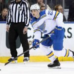 NHL rezumat Mailloux Luff marcheaza primele goluri pentru Blues contra Blackhawks