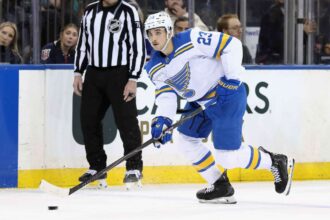 NHL rezumat Mailloux Luff marcheaza primele goluri pentru Blues contra Blackhawks