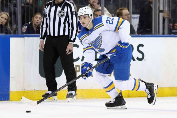 NHL rezumat Mailloux Luff marcheaza primele goluri pentru Blues contra Blackhawks