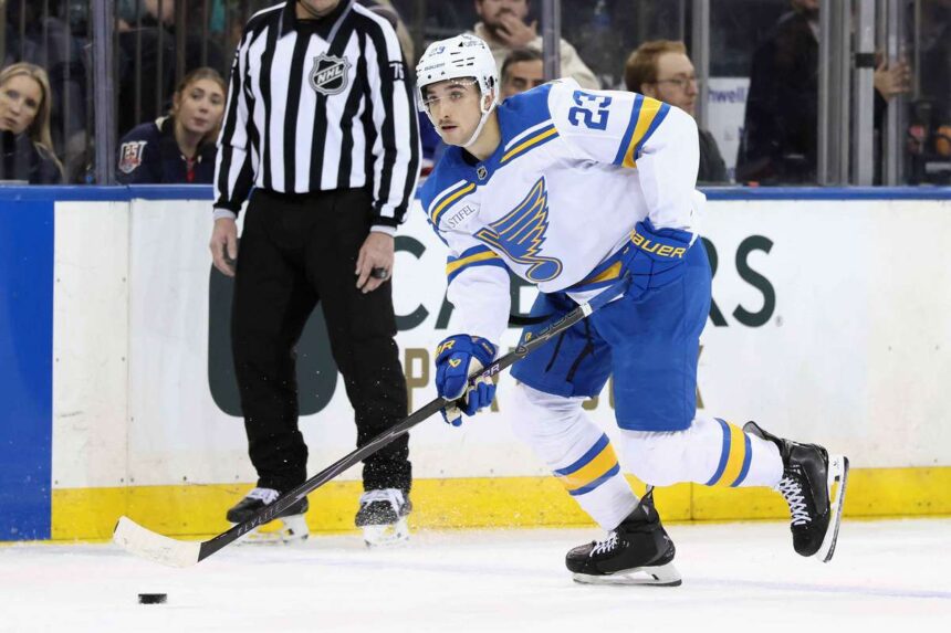 NHL rezumat Mailloux Luff marcheaza primele goluri pentru Blues contra Blackhawks