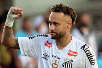 Neymar a avut o operatie reusita la genunchi pentru a mentine sperantele la Cupa Mondiala