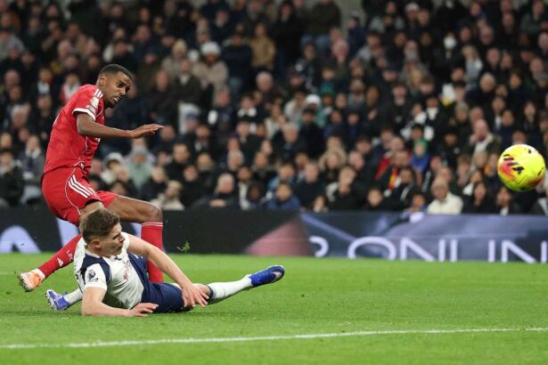 Thomas Frank il apara pe Micky van de Ven pentru alunecarea asupra lui Alexander Isak