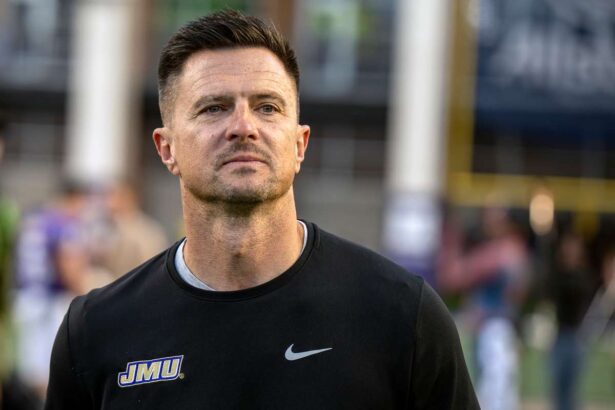 UCLA planuieste sa angajeze pe Bob Chesney antrenorul principal de fotbal al lui James Madison