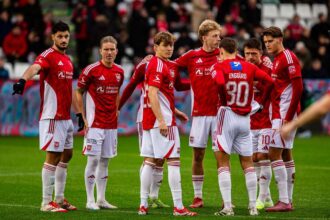 Vejle plasata pe ultimul loc surprinde Brondby cu 10 jucatori pentru a treia victorie