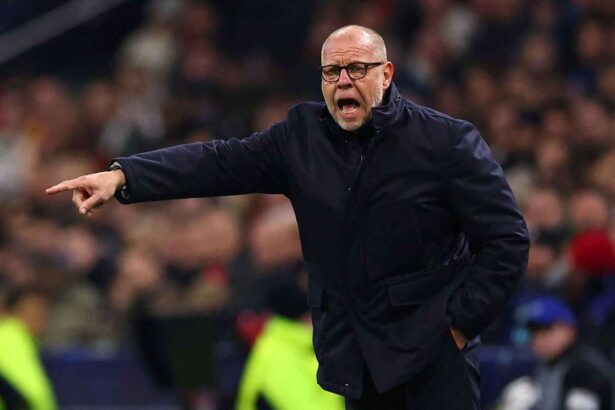 Ajax va pastra managerul interimar Fred Grim pentru sezon