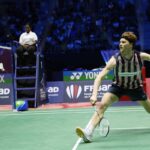 Antonsen invinge fostii campioni mondiali pentru a ajunge in turul doi al Malaysia Open