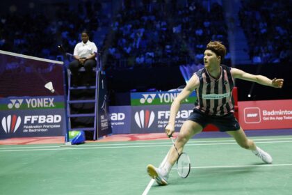 Antonsen invinge fostii campioni mondiali pentru a ajunge in turul doi al Malaysia Open