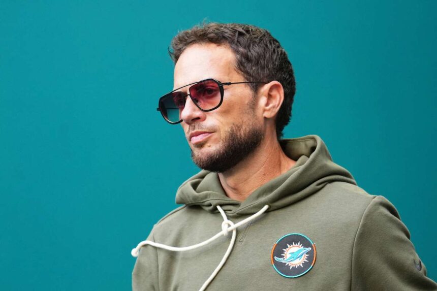 NFL Miami Dolphins Concediaza Antrenorul Principal Mike McDaniel