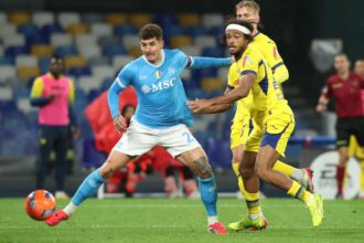 Sperantele la titlu ale lui Napoli au fost afectate de o remiza in Verona desi au luptat cu curaj pentru revenire