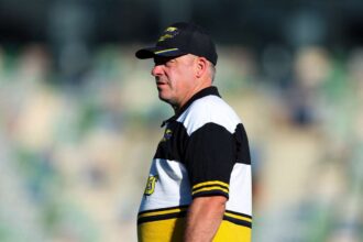 Antrenorul hurricanes laidlaw semneaza extensie de contract acasa