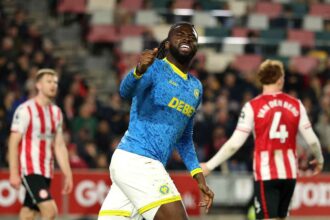 Arokodare marcheaza un egalizator tarziu pentru a asigura o remiza lupilor luptatori impotriva Brentford