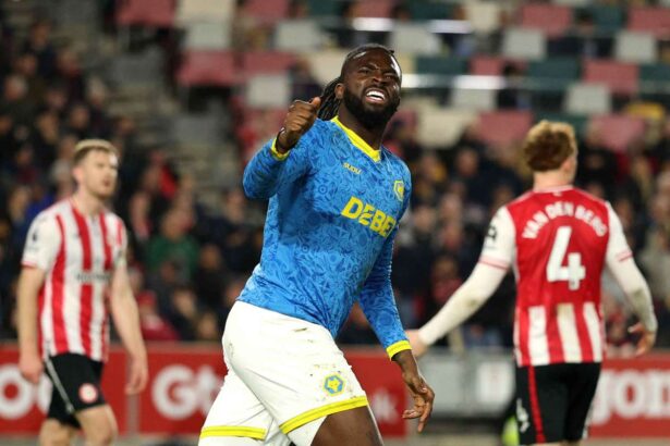Arokodare marcheaza un egalizator tarziu pentru a asigura o remiza lupilor luptatori impotriva Brentford