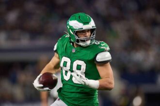 Dallas Goedert Reimbraca Eagles Cu Un An De Contract De 7 Milioane