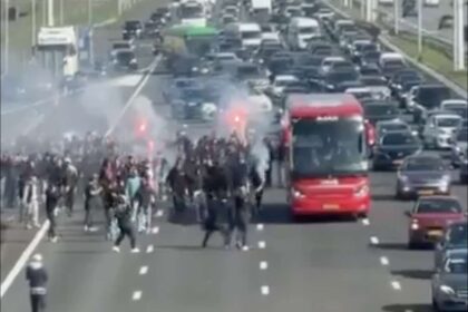 Fanii Ajax preia autostrada pentru a sustine autobuzul echipei pentru Klassieker