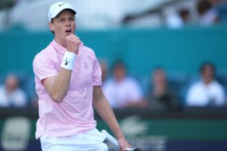 Jannik Sinner domin Frances Tiafoe pentru a asigura un loc in semifinalele Miami Open