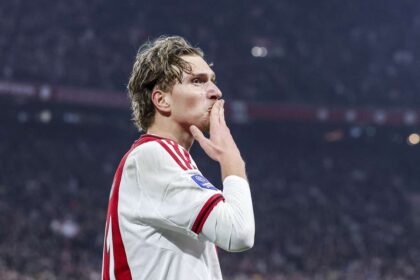 Manchester United raportat intra in competitie pentru starul Ajax Mika Godts