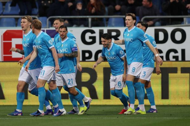 Napoli Bate Naruit Cagliari pentru a se aproxima la sase puncte de liderii Serie A Inter