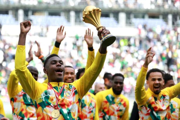 Senegal Paradeaza trofeul AFCON inainte de meciul amical cu Peru
