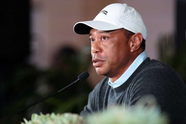 Tiger Woods Arestat pe acuzatia de DUI dupa un accident cu rasturnare langa casa lui din Florida