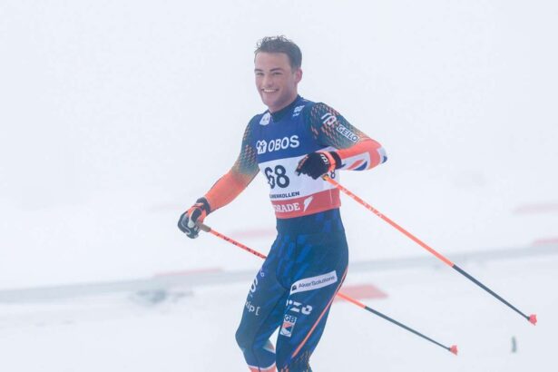 schiorul britanic de cros gledhill se imbata in timpul cursei de 50km din cupa mondiala de la holmenkollen