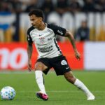 Allan de la Corinthians prime steag rosu pentru gestul cu intre buzi in meciul impotriva Fluminense