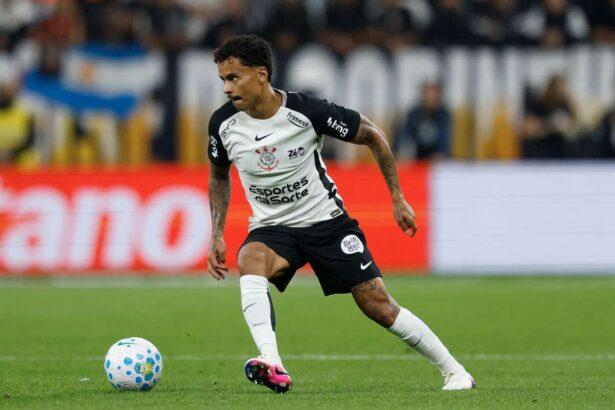 Allan de la Corinthians prime steag rosu pentru gestul cu intre buzi in meciul impotriva Fluminense