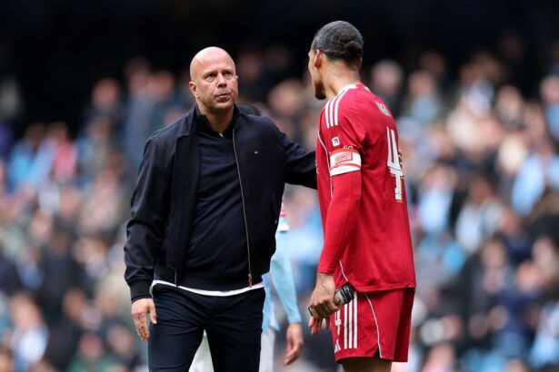 Arne Slot indeamna Liverpool sa ramana unit dupa infrangerea din FA Cup la Manchester City