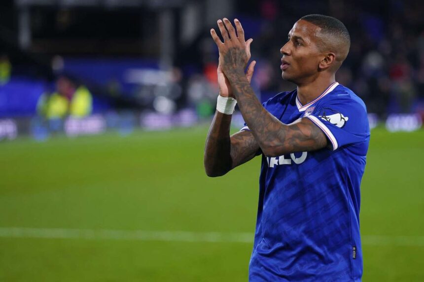 Ashley Young Fost Captain Man Utd Anunta Retirement