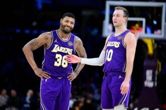 Marcus Smart si Luke Kennard au fost amendati dupa ce au criticat arbitrii