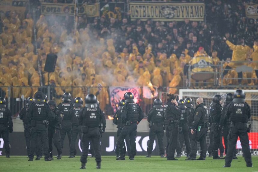 Politia investigheaza invazia terenului in timpul meciului dintre Dynamo Dresden si Hertha Berlin