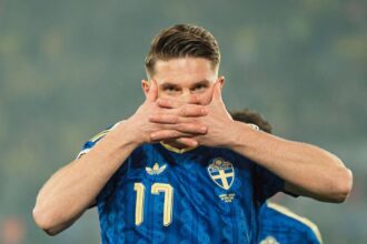 atacantul arsenal suedez marcheaza celebrul golghet eru n mask celebration