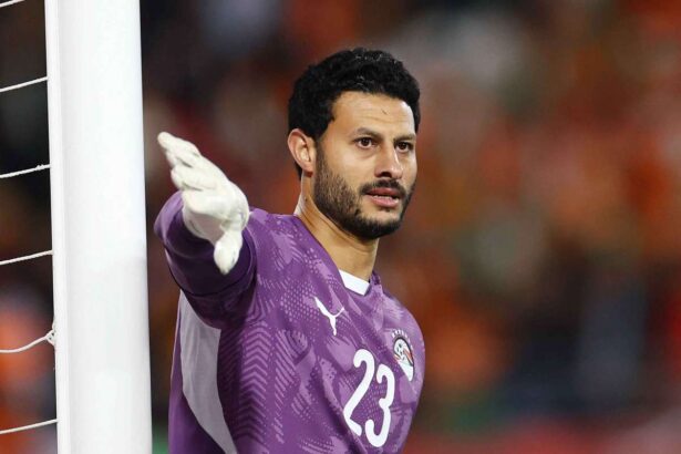 portarul al ahly el shenawy a fost suspendat pentru patru jocuri pentru ca a lovit arbitru