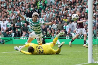 Celtic Marcheaza Dramatic Dublu Pentru a Invinge Hearts si a Asigura Extinderea Recordului Titlului Premiership Scotian