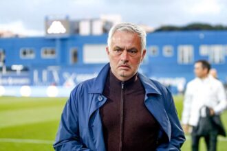 Jose Mourinho semneaza un contract de trei ani pentru a deveni antrenorul echipei Real Madrid