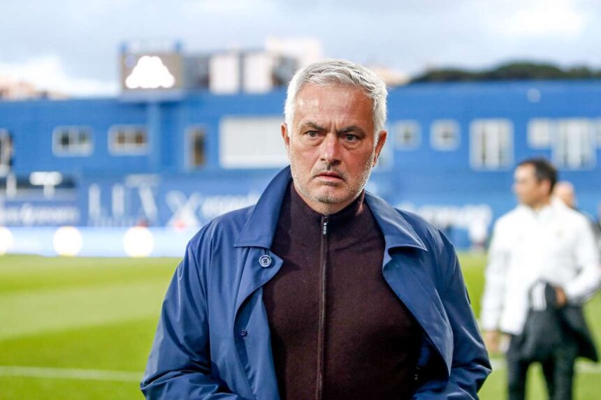 Jose Mourinho semneaza un contract de trei ani pentru a deveni antrenorul echipei Real Madrid