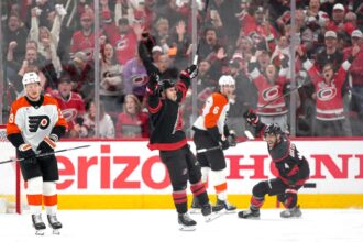 Logan Stankoven Face Istoria NHL Pe Masura Ce Hurricanes Castiga Meciul 1 Impotriva Flyers